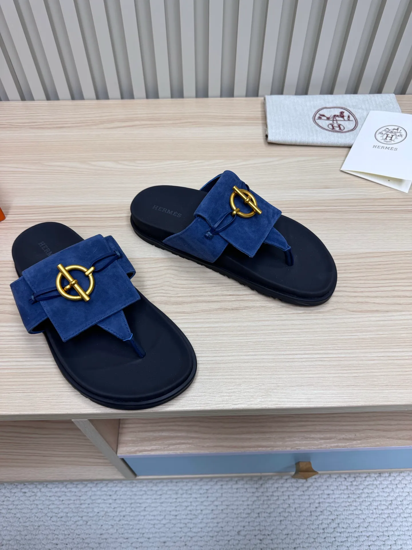 👟👟Ex-factory price 502👟👟Hermes🐎The extremely popular couple’s slippers/the latest hardware buckle sandals and slippers, paired with various colorful socks, so trendy!  ———————— Upper: imported cowhide/sheep leather/cloth/palmprint leather lining: imported cowhide/sheepskin outsole: Tpu non-slip and wear-resistant outsole Female size: 35-42 (40.41.42 non-returnable and non-exchangeable) Male code: 39-45 (45 non-returnable and non-exchangeable)
